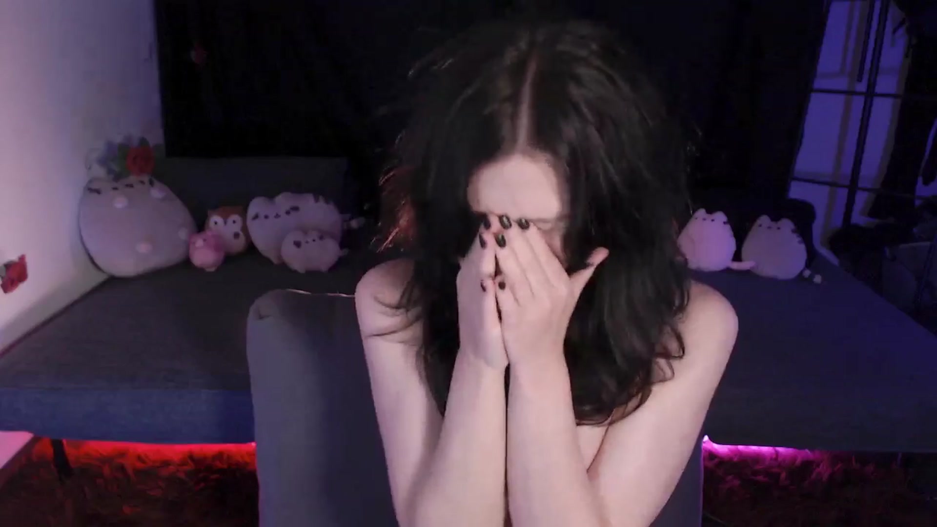Gallery image thumbnail from RoomToAvoid's myfreecams stream on, 04/08/2024, 06:34 image 14 of 20
