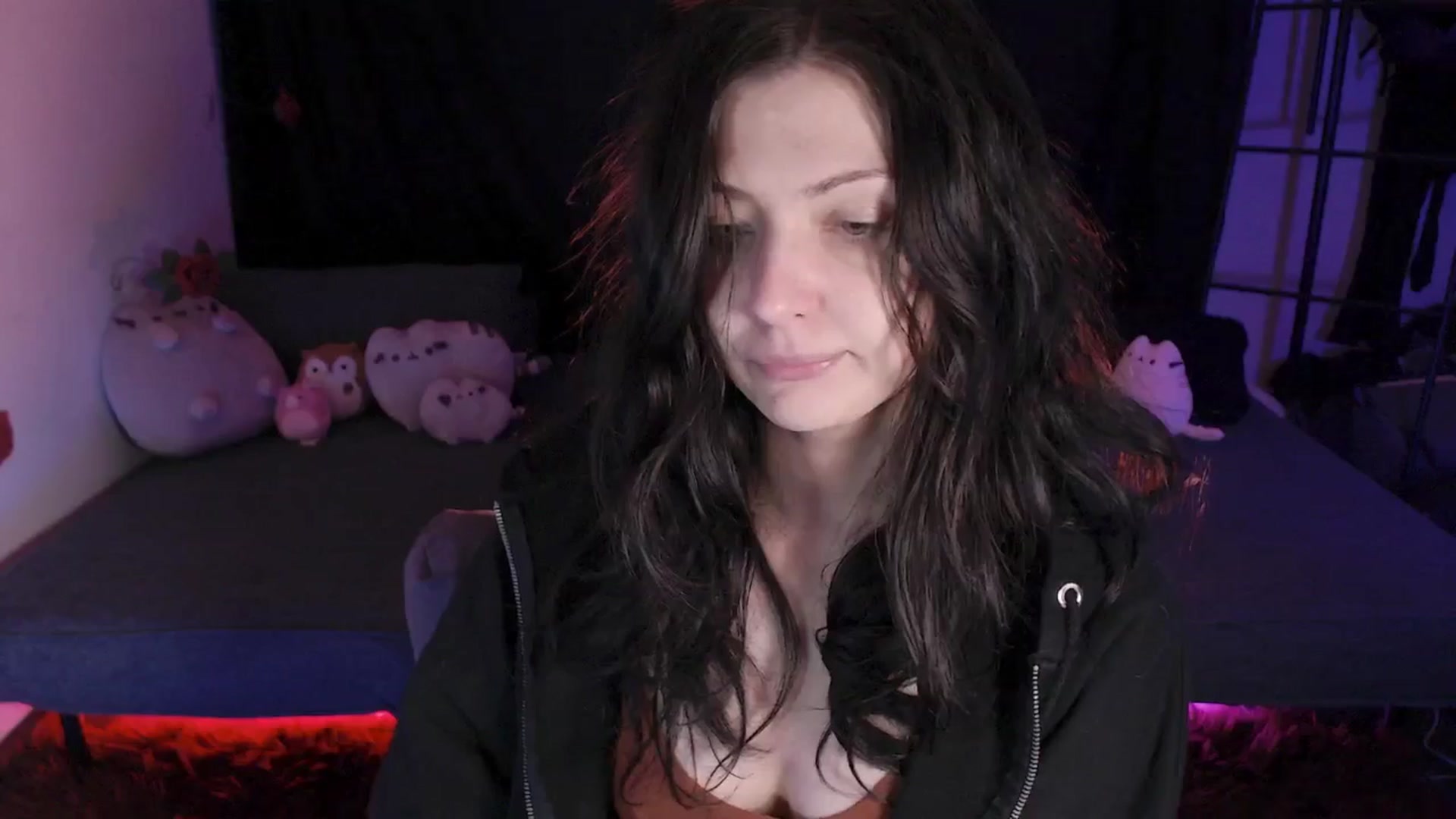 Gallery image thumbnail from RoomToAvoid's myfreecams stream on, 04/08/2024, 06:34 image 2 of 20