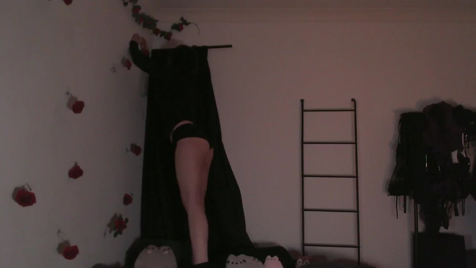Gallery image thumbnail from RoomToAvoid's myfreecams stream on, 04/19/2024, 07:09 image 3 of 20