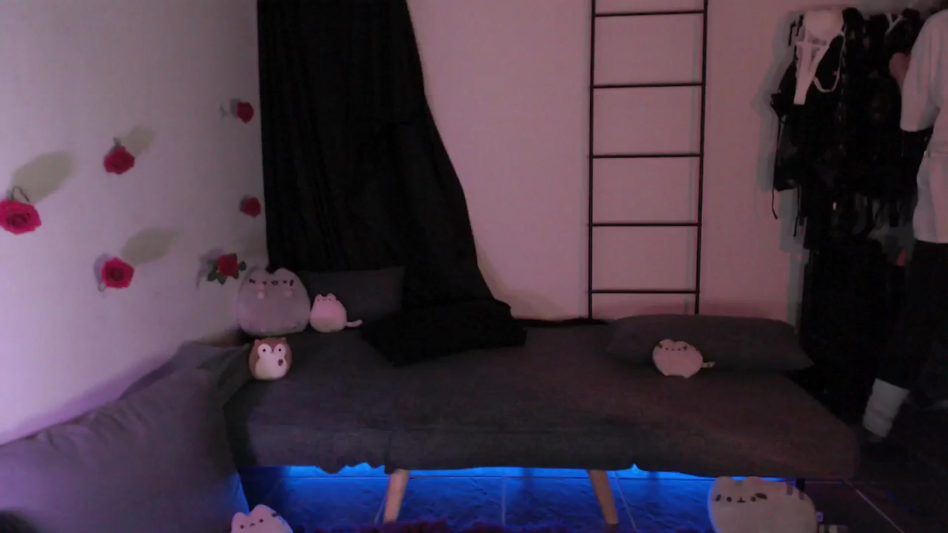 Gallery image thumbnail from RoomToAvoid's myfreecams stream on, 04/21/2024, 03:41 image 4 of 20