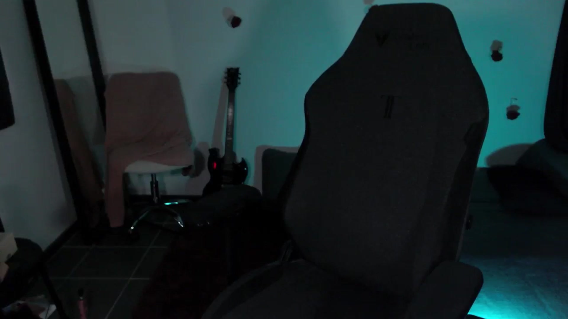 Gallery image thumbnail from RoomToAvoid's myfreecams stream on, 04/25/2024, 04:49 image 6 of 20