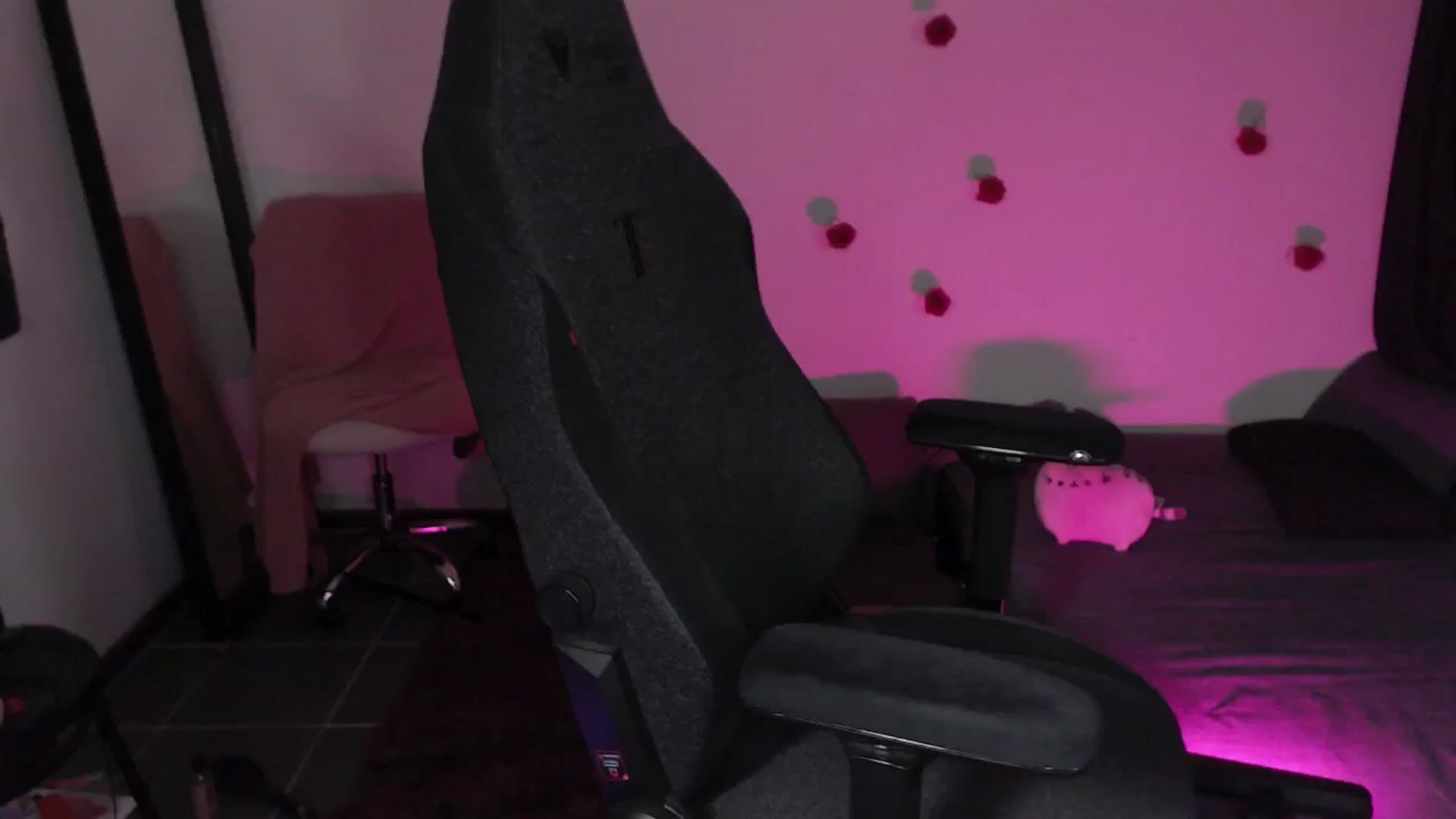 Gallery image thumbnail from RoomToAvoid's myfreecams stream on, 04/26/2024, 06:12 image 3 of 20