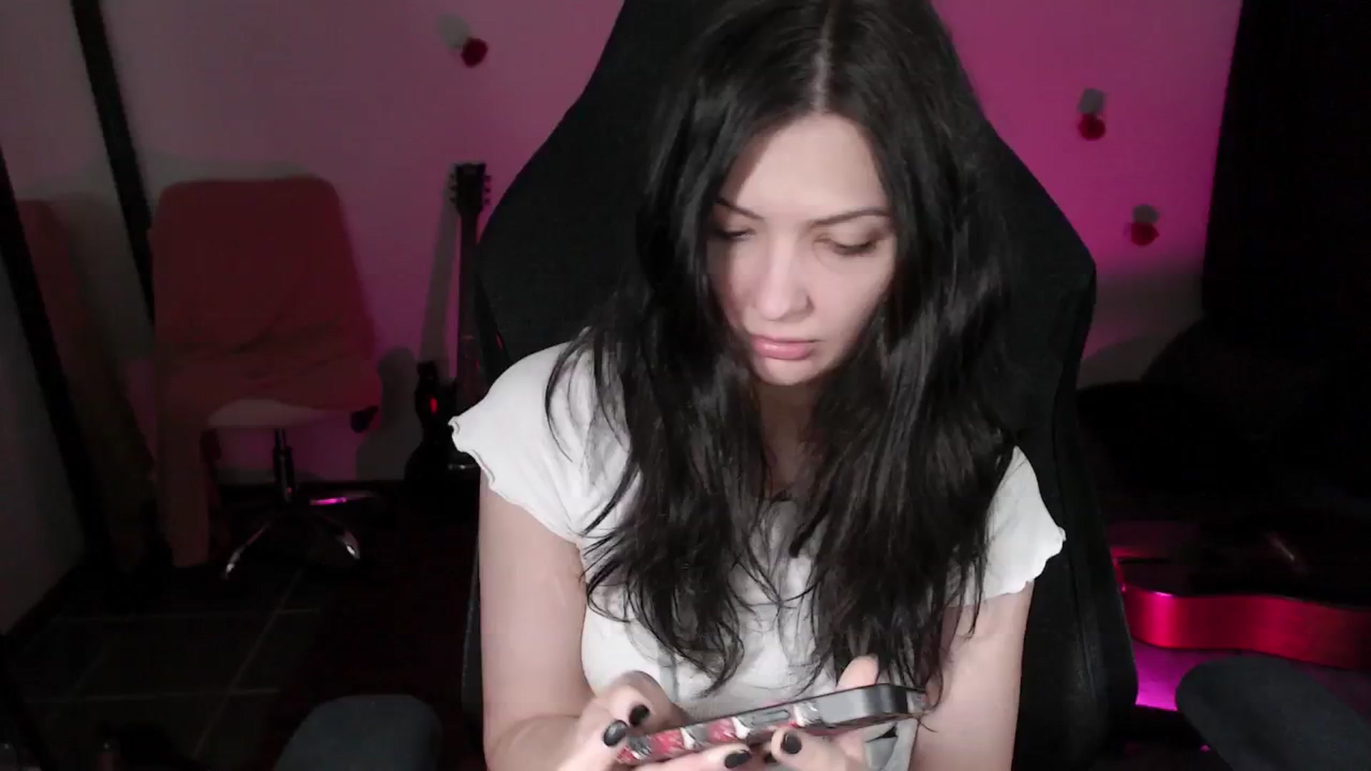 Gallery image thumbnail from RoomToAvoid's myfreecams stream on, 04/26/2024, 06:12 image 10 of 20