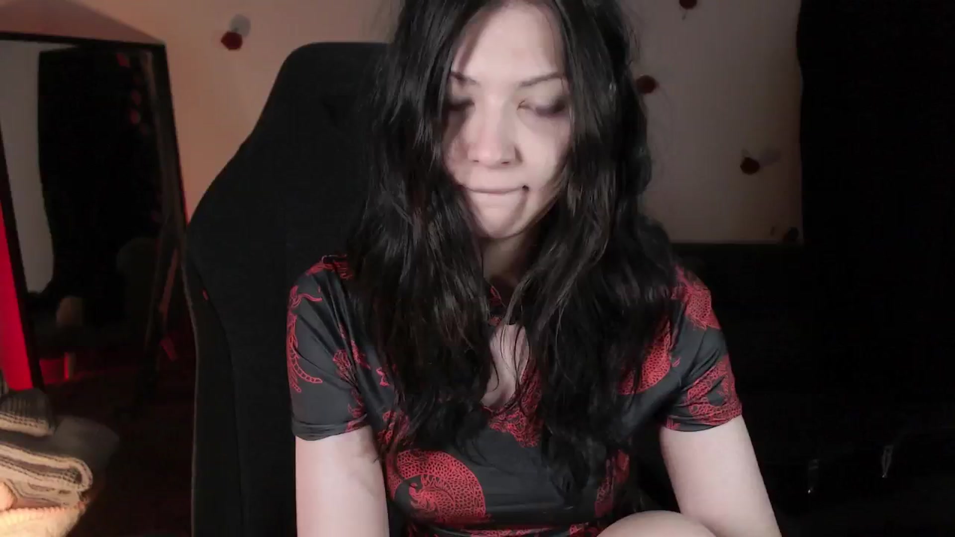 Gallery image thumbnail from RoomToAvoid's myfreecams stream on, 04/28/2024, 05:16 image 2 of 20