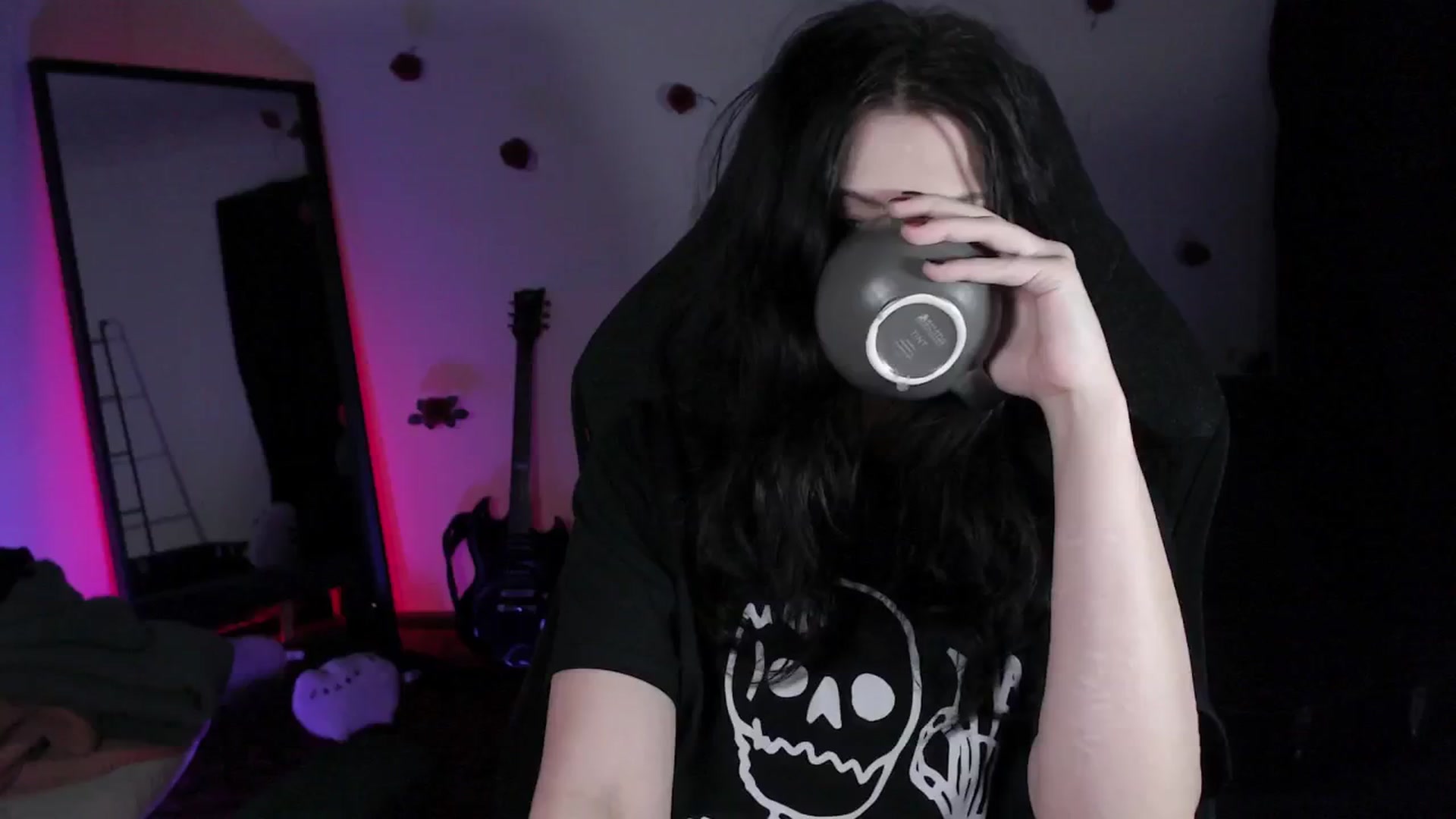 Gallery image thumbnail from RoomToAvoid's myfreecams stream on, 04/29/2024, 06:50 image 6 of 20