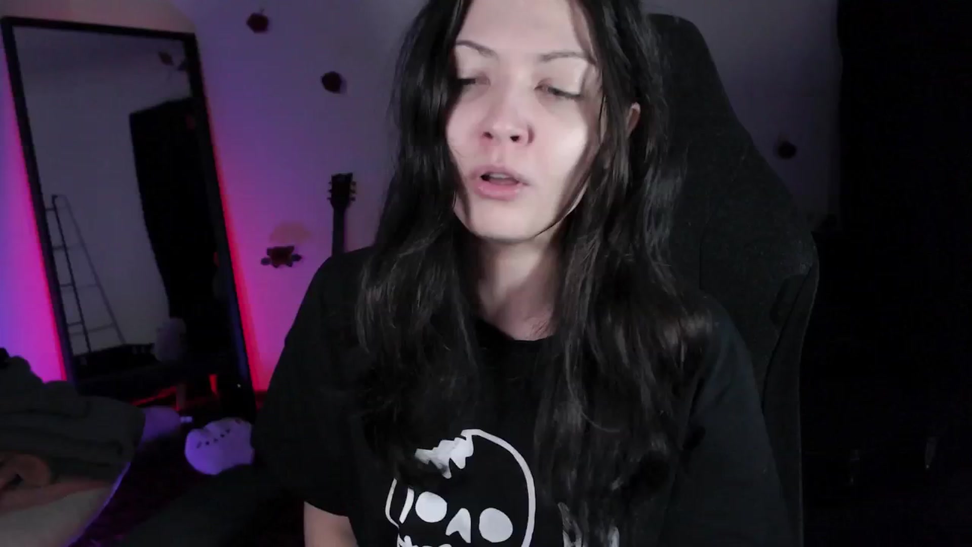 Gallery image thumbnail from RoomToAvoid's myfreecams stream on, 04/29/2024, 06:50 image 2 of 20