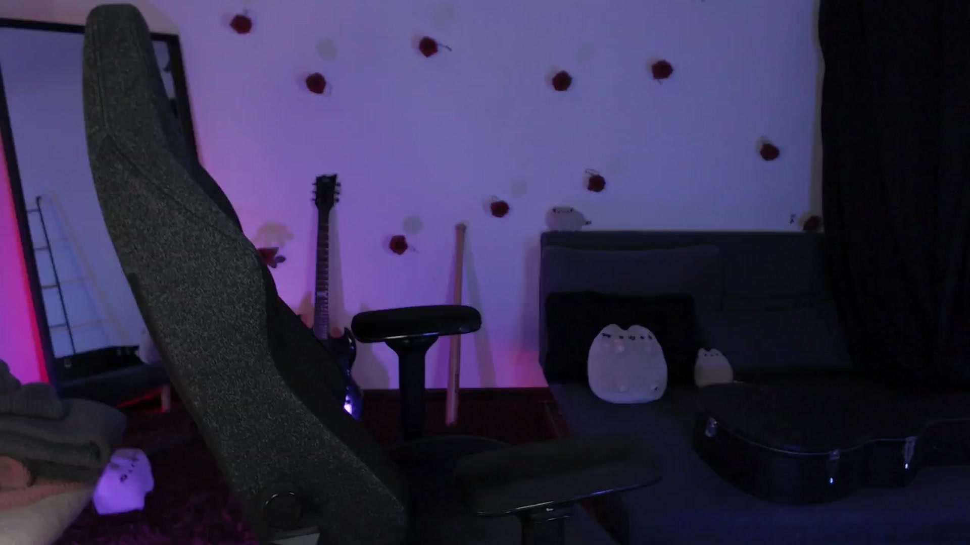 Gallery image thumbnail from RoomToAvoid's myfreecams stream on, 04/29/2024, 06:50 image 14 of 20
