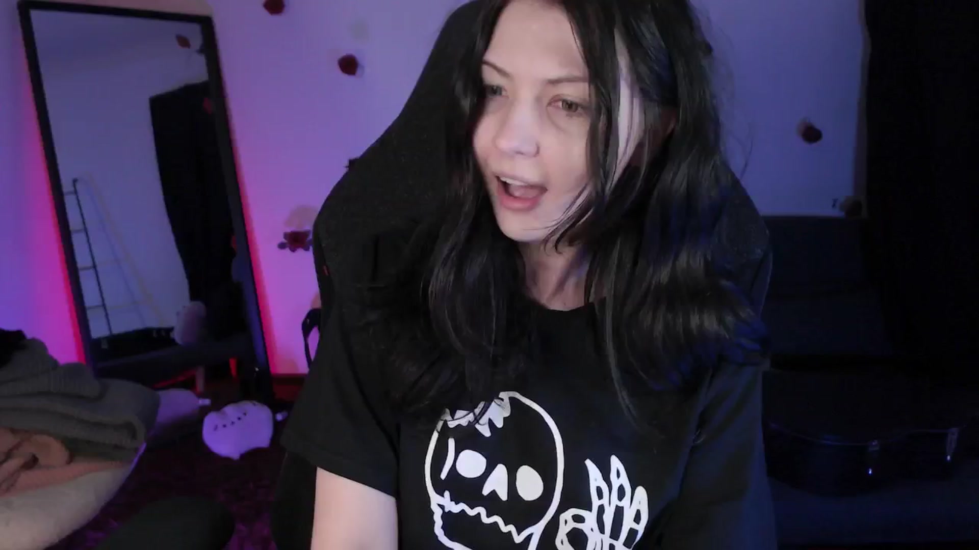 Gallery image thumbnail from RoomToAvoid's myfreecams stream on, 04/29/2024, 06:50 image 9 of 20
