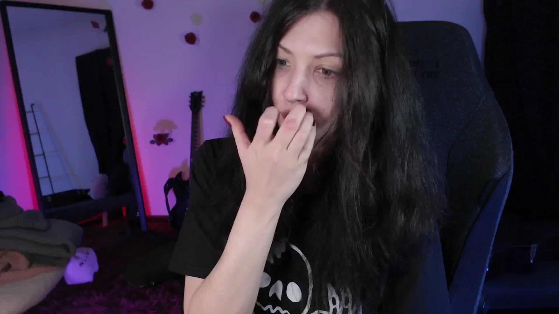 Gallery image thumbnail from RoomToAvoid's myfreecams stream on, 04/29/2024, 06:50 image 17 of 20