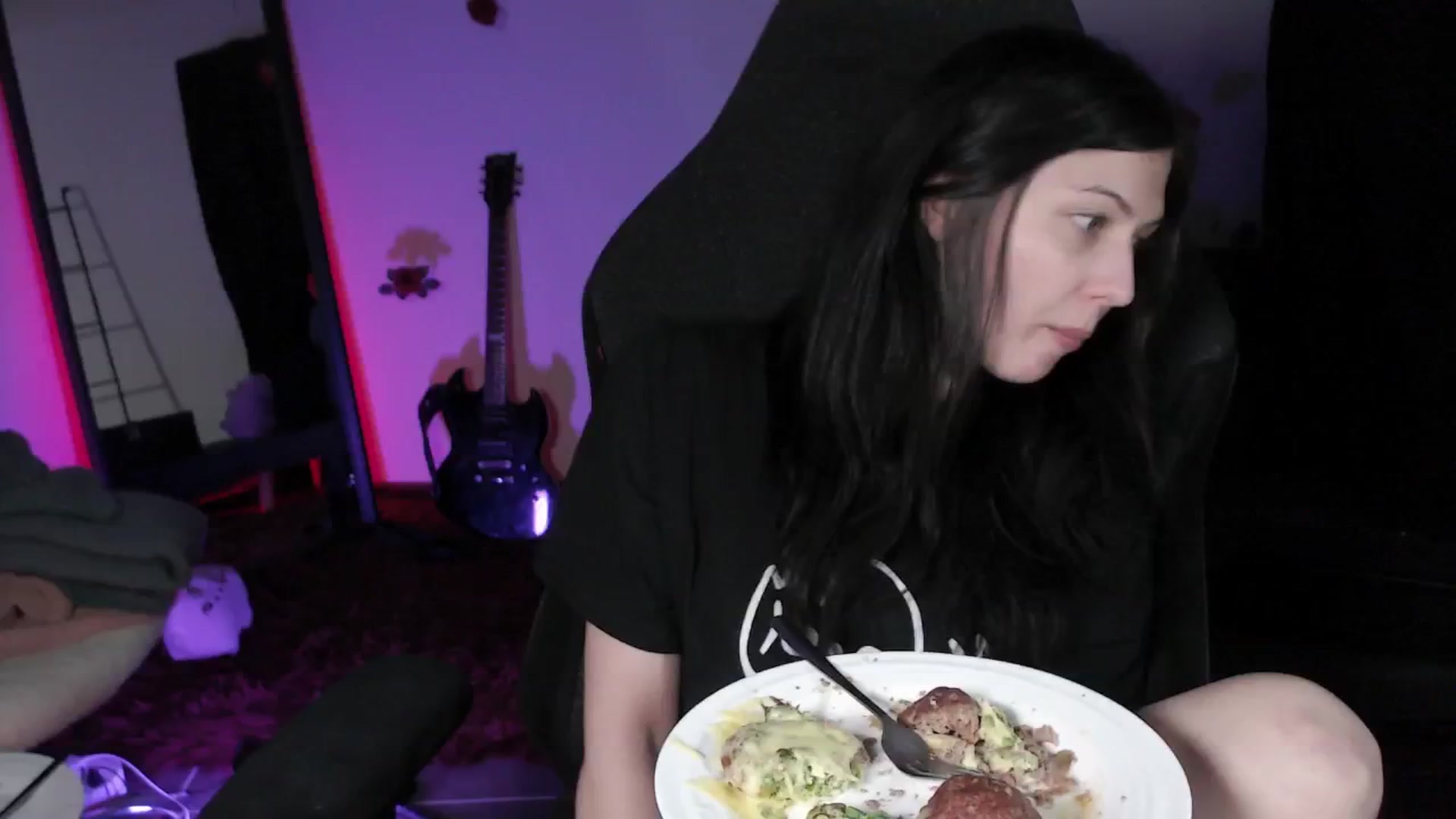 Gallery image thumbnail from RoomToAvoid's myfreecams stream on, 04/29/2024, 08:26 image 10 of 20