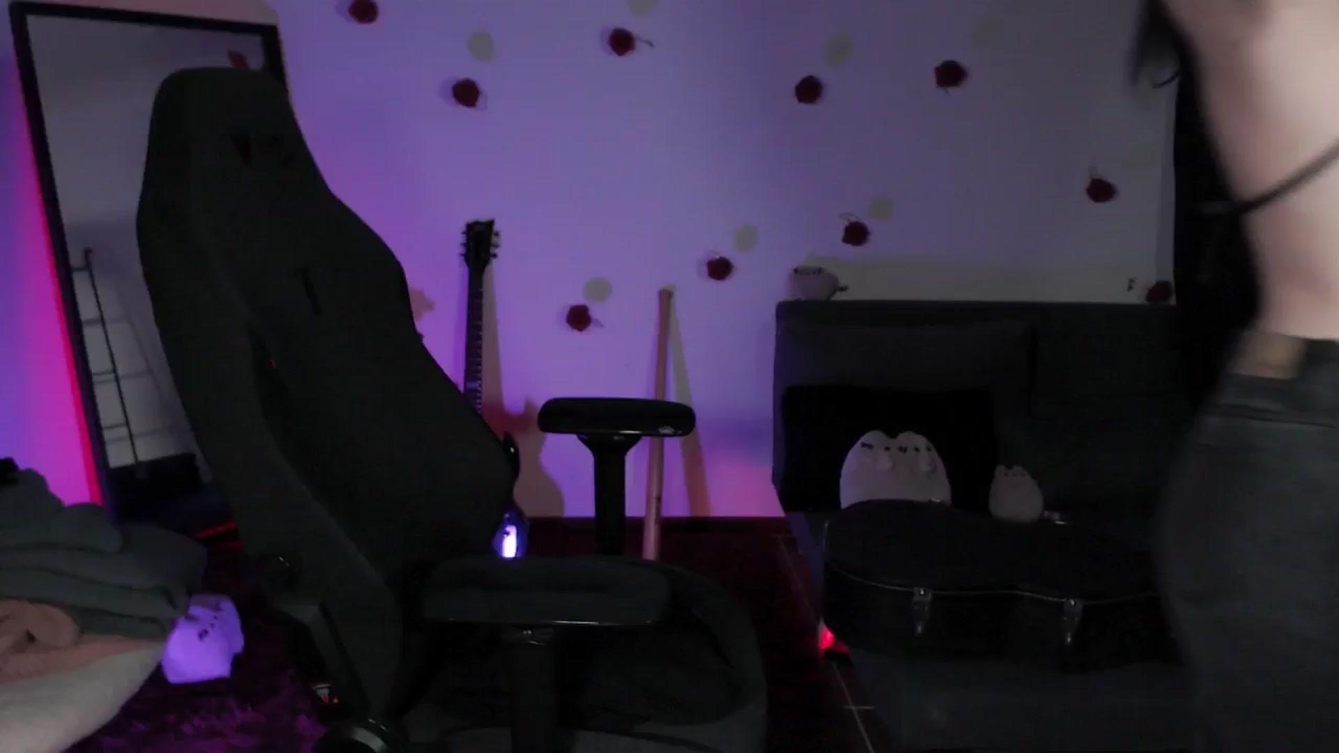 Gallery image thumbnail from RoomToAvoid's myfreecams stream on, 04/29/2024, 08:26 image 12 of 20