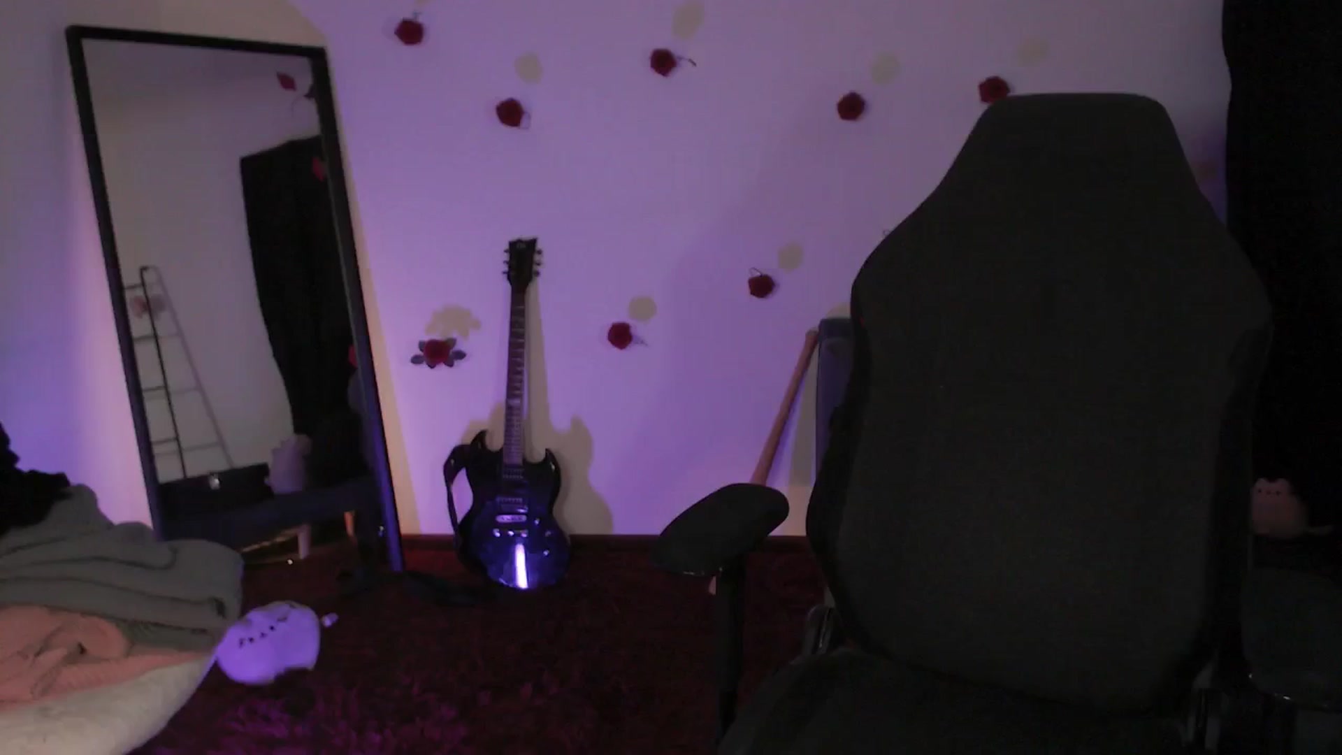 Gallery image thumbnail from RoomToAvoid's myfreecams stream on, 04/30/2024, 03:43 image 10 of 20