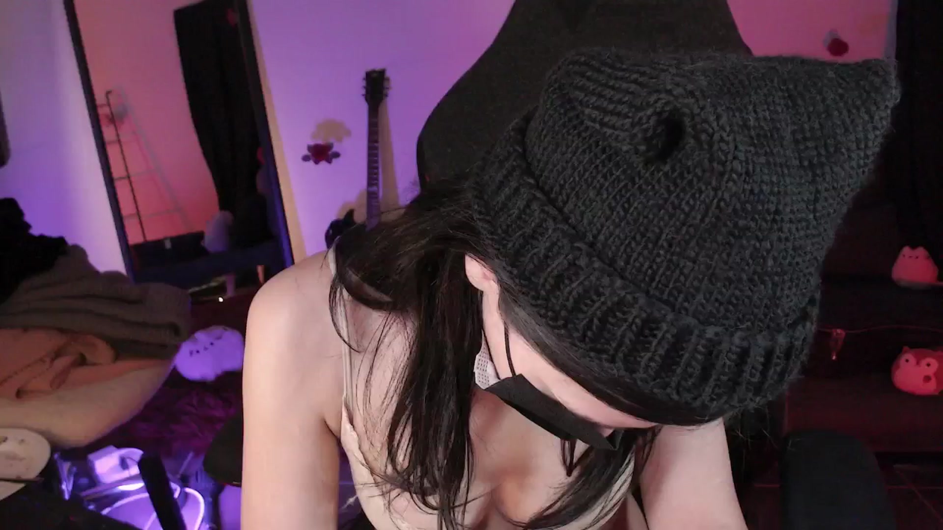 Gallery image thumbnail from RoomToAvoid's myfreecams stream on, 04/30/2024, 06:11 image 3 of 20