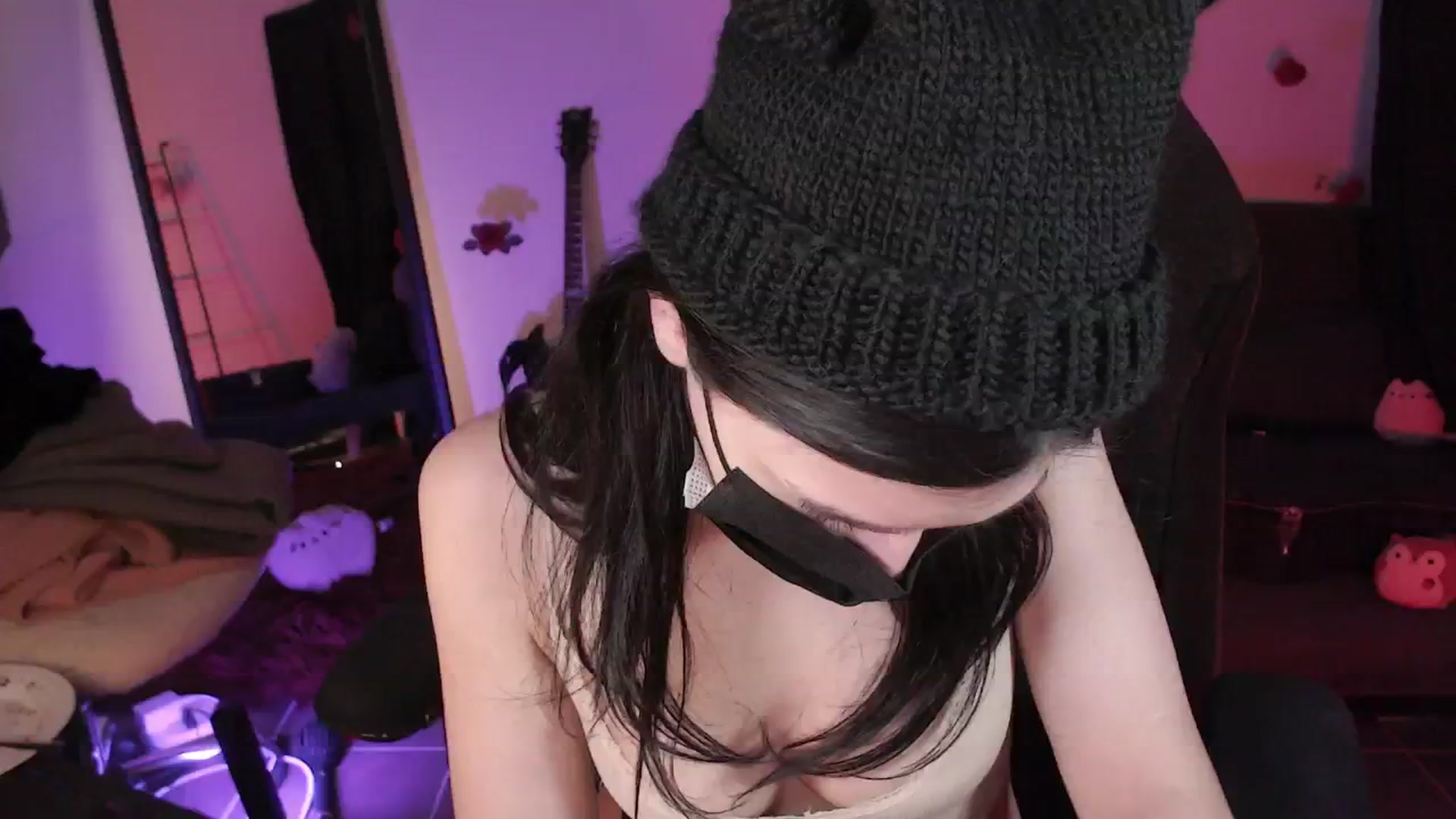 Gallery image thumbnail from RoomToAvoid's myfreecams stream on, 04/30/2024, 06:11 image 5 of 20