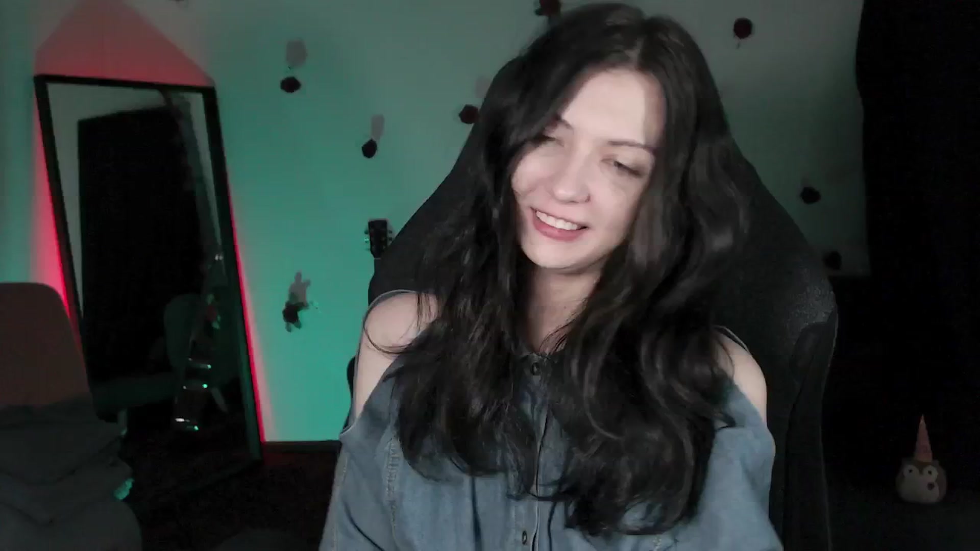 Gallery image thumbnail from RoomToAvoid's myfreecams stream on, 05/05/2024, 04:51 image 15 of 20