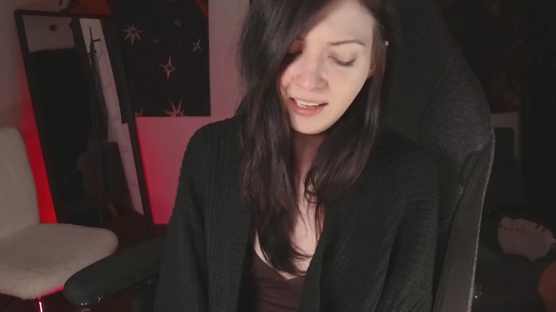 Gallery image thumbnail from RoomToAvoid's myfreecams stream on, 05/19/2024, 06:04 image 19 of 20