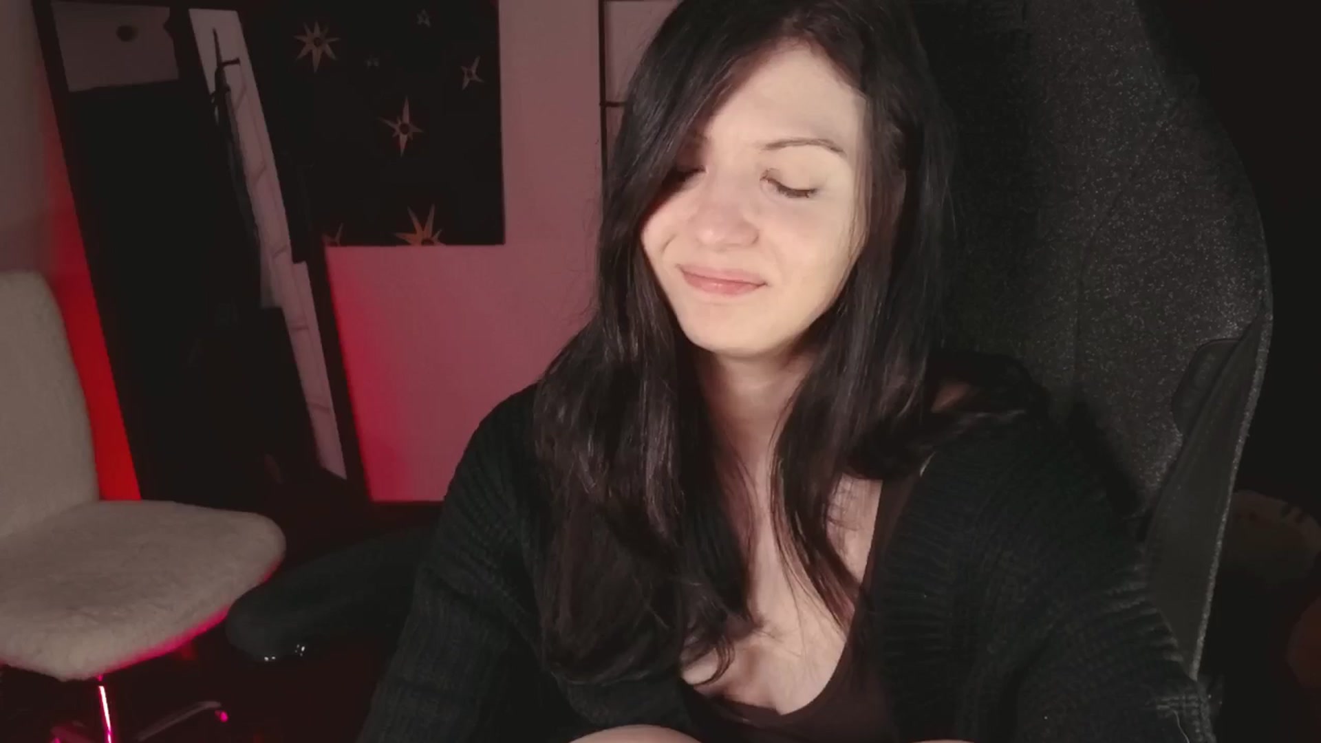 Gallery image thumbnail from RoomToAvoid's myfreecams stream on, 05/19/2024, 07:26 image 10 of 20