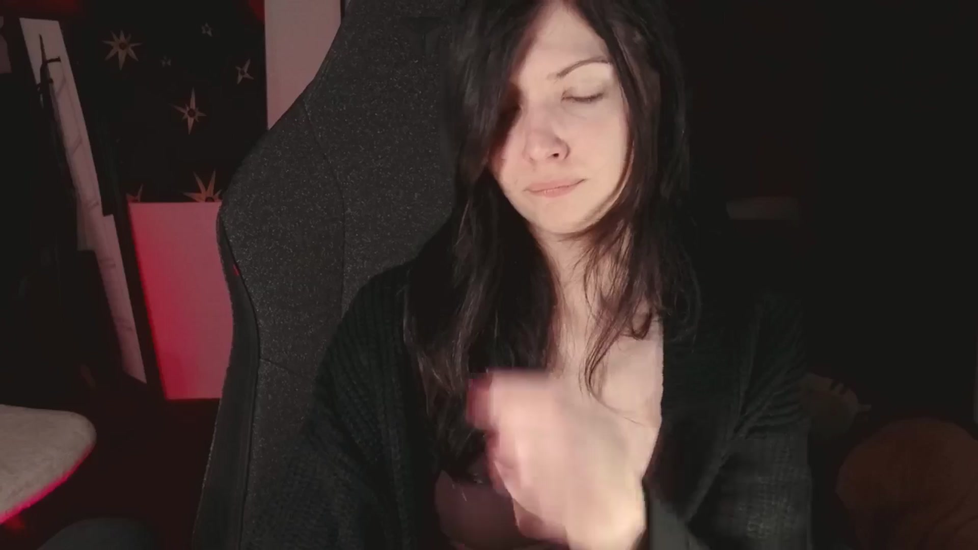 Gallery image thumbnail from RoomToAvoid's myfreecams stream on, 05/19/2024, 07:26 image 20 of 20