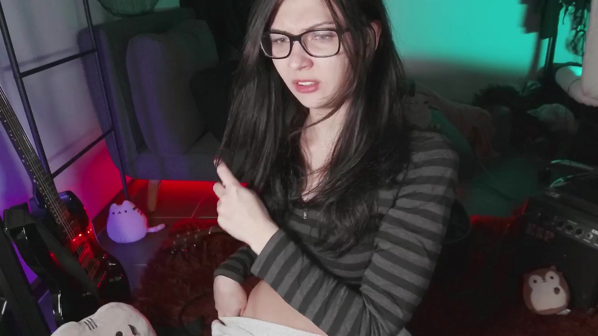 Gallery image thumbnail from RoomToAvoid's myfreecams stream on, 05/23/2024, 06:13 image 16 of 20