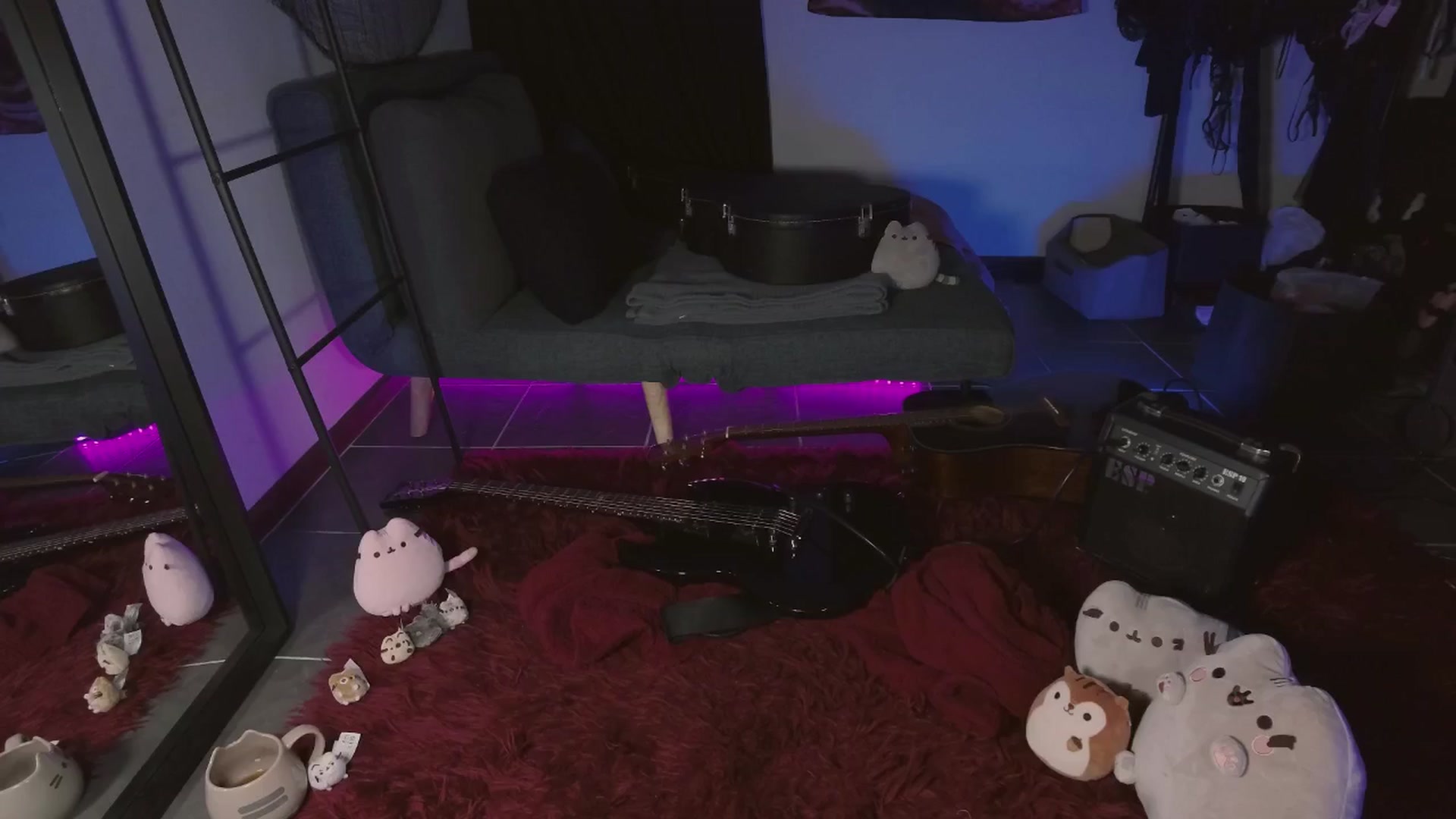 Gallery image thumbnail from RoomToAvoid's myfreecams stream on, 05/24/2024, 11:33 image 9 of 20