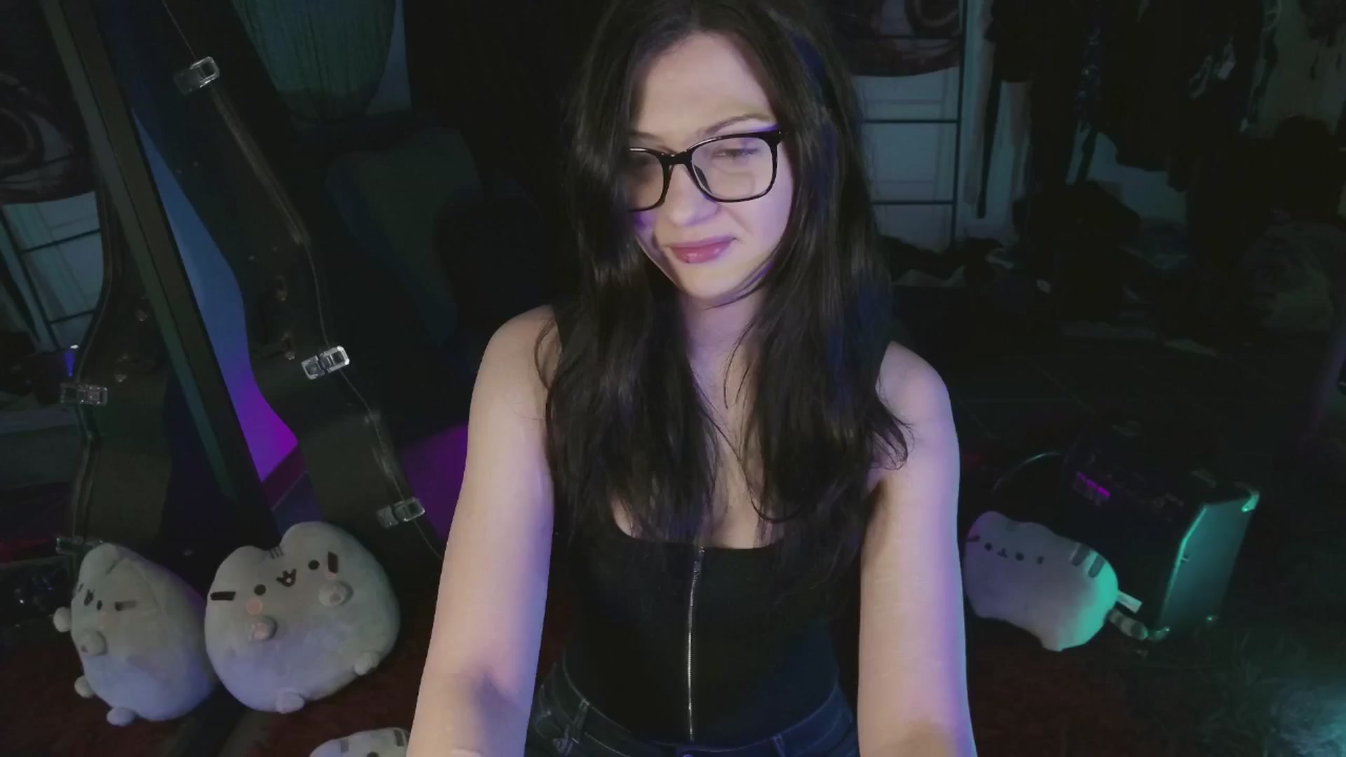 Gallery image thumbnail from RoomToAvoid's myfreecams stream on, 05/31/2024, 01:41 image 3 of 20
