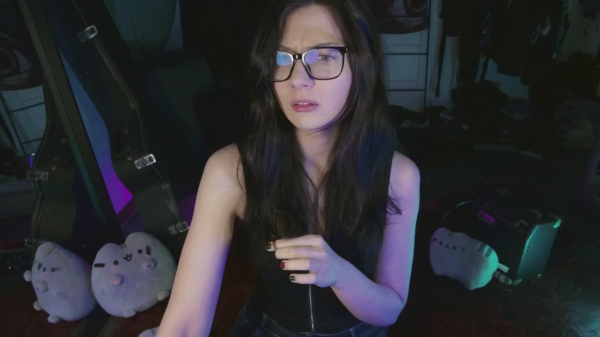 Gallery image thumbnail from RoomToAvoid's myfreecams stream on, 05/31/2024, 01:41 image 4 of 20