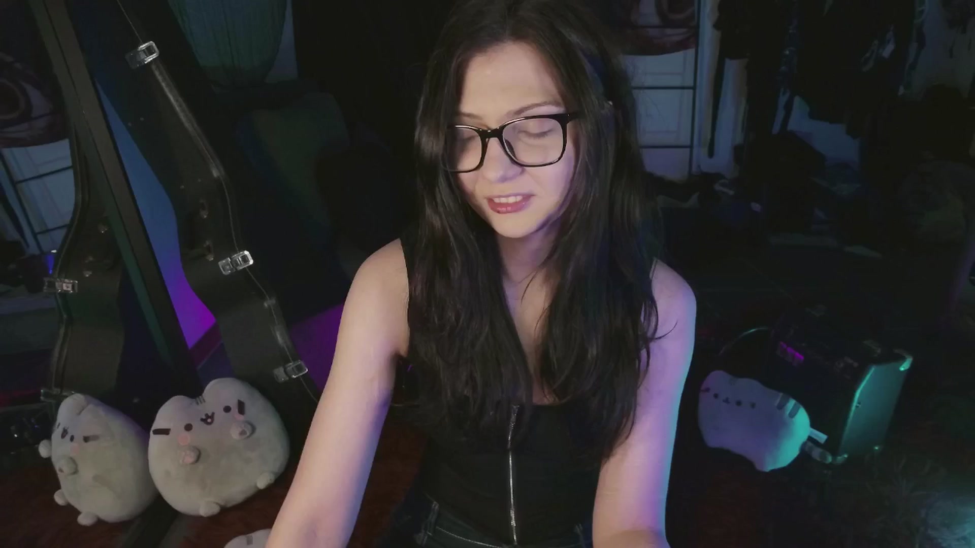Gallery image thumbnail from RoomToAvoid's myfreecams stream on, 05/31/2024, 01:41 image 9 of 20