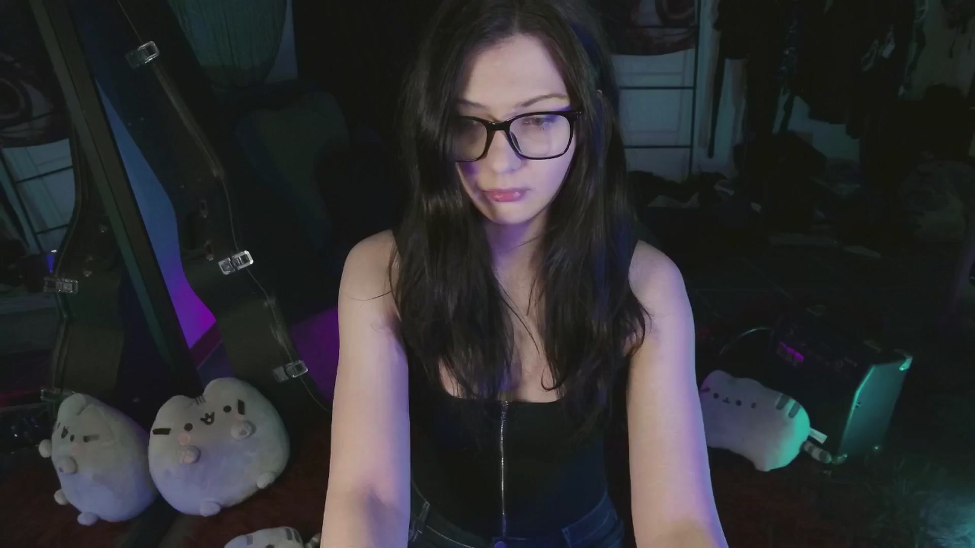 Gallery image thumbnail from RoomToAvoid's myfreecams stream on, 05/31/2024, 01:41 image 2 of 20