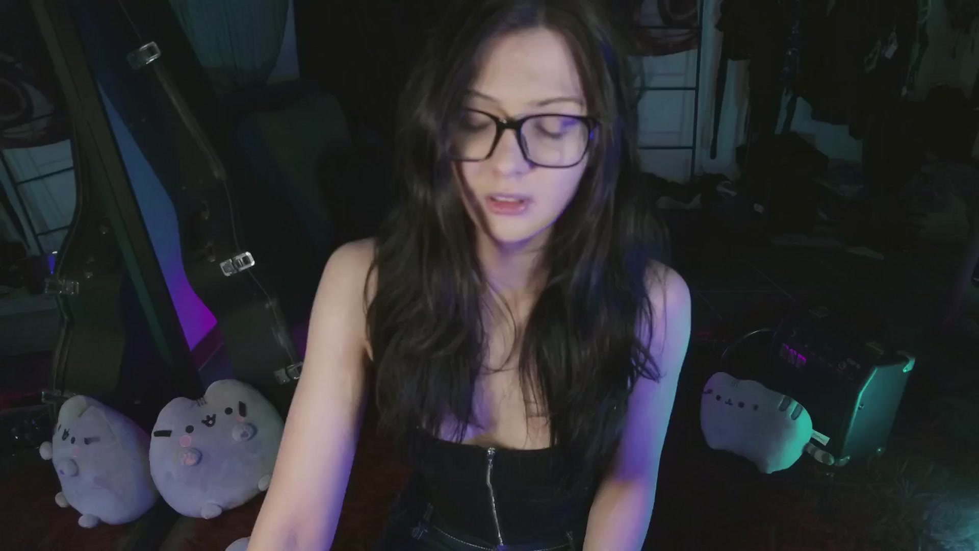 Gallery image thumbnail from RoomToAvoid's myfreecams stream on, 05/31/2024, 01:41 image 6 of 20