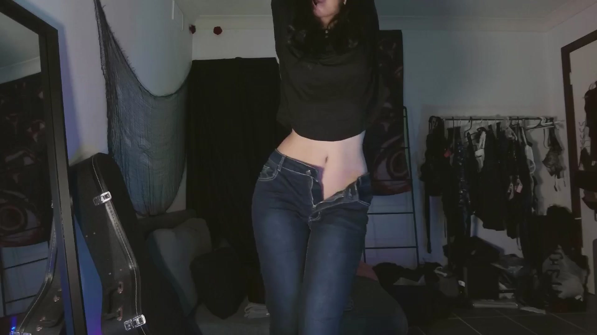 Gallery image thumbnail from RoomToAvoid's myfreecams stream on, 05/31/2024, 06:31 image 17 of 20