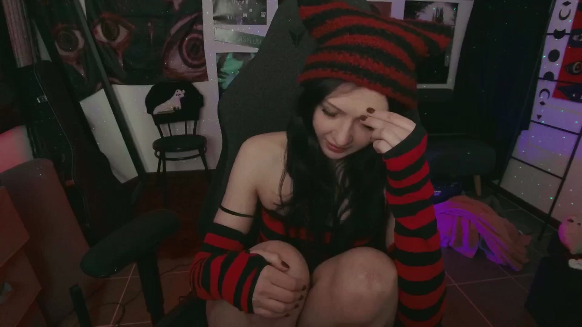 Gallery image thumbnail from RoomToAvoid's myfreecams stream on, 07/18/2024, 06:34 image 2 of 20