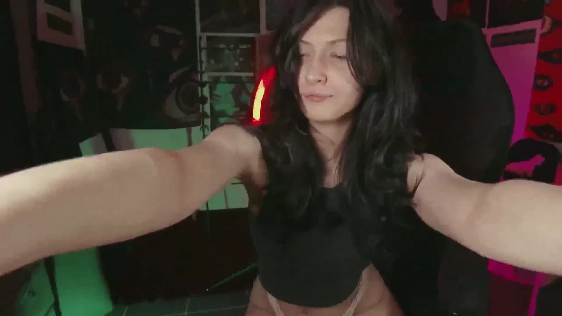 Gallery image thumbnail from RoomToAvoid's myfreecams stream on, 07/28/2024, 05:33 image 17 of 20