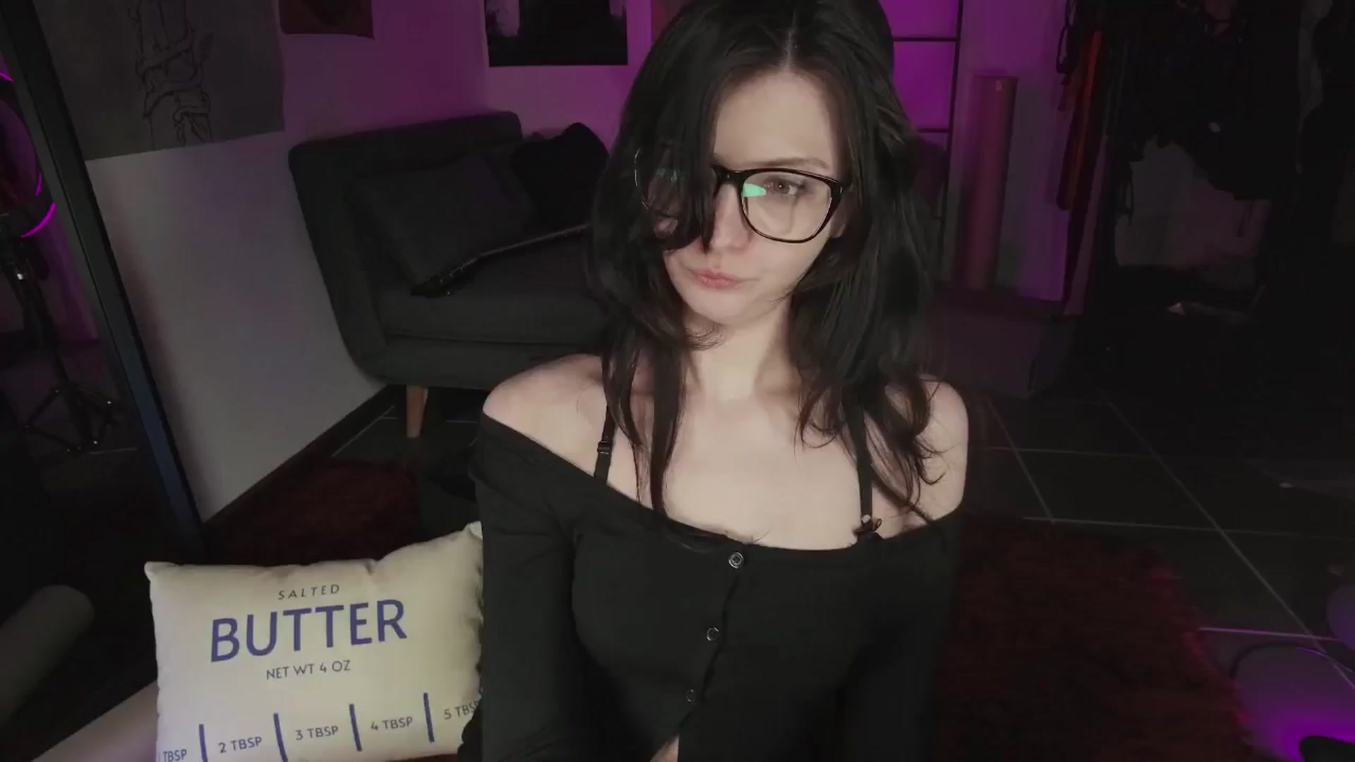 Gallery image thumbnail from RoomToAvoid's myfreecams stream on, 08/20/2024, 04:28 image 20 of 20