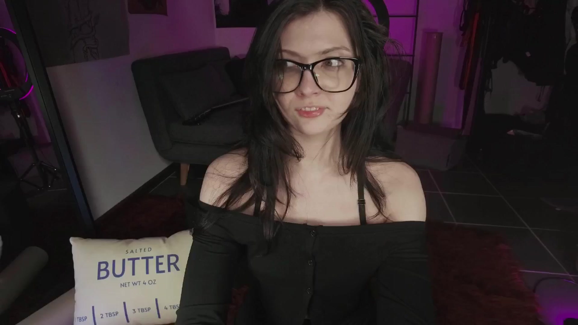 Gallery image thumbnail from RoomToAvoid's myfreecams stream on, 08/20/2024, 04:28 image 19 of 20