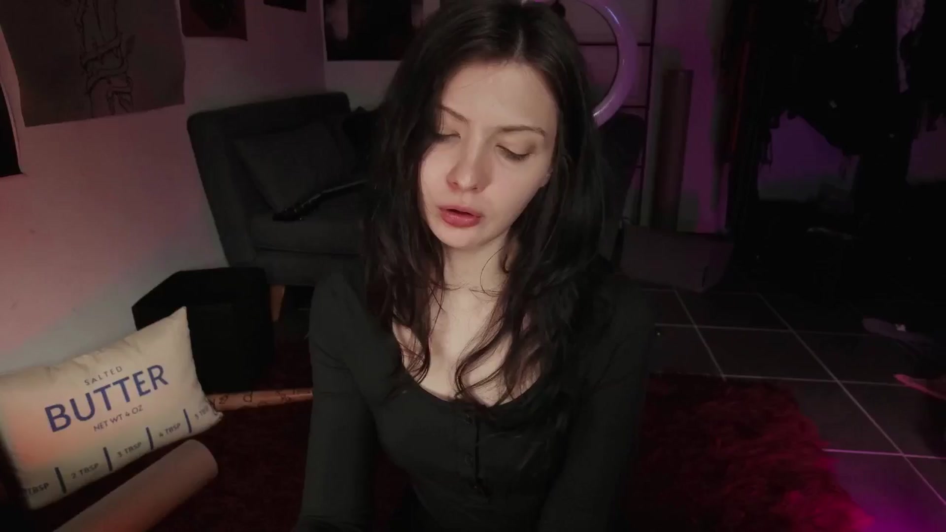 Gallery image thumbnail from RoomToAvoid's myfreecams stream on, 08/21/2024, 01:59 image 17 of 20