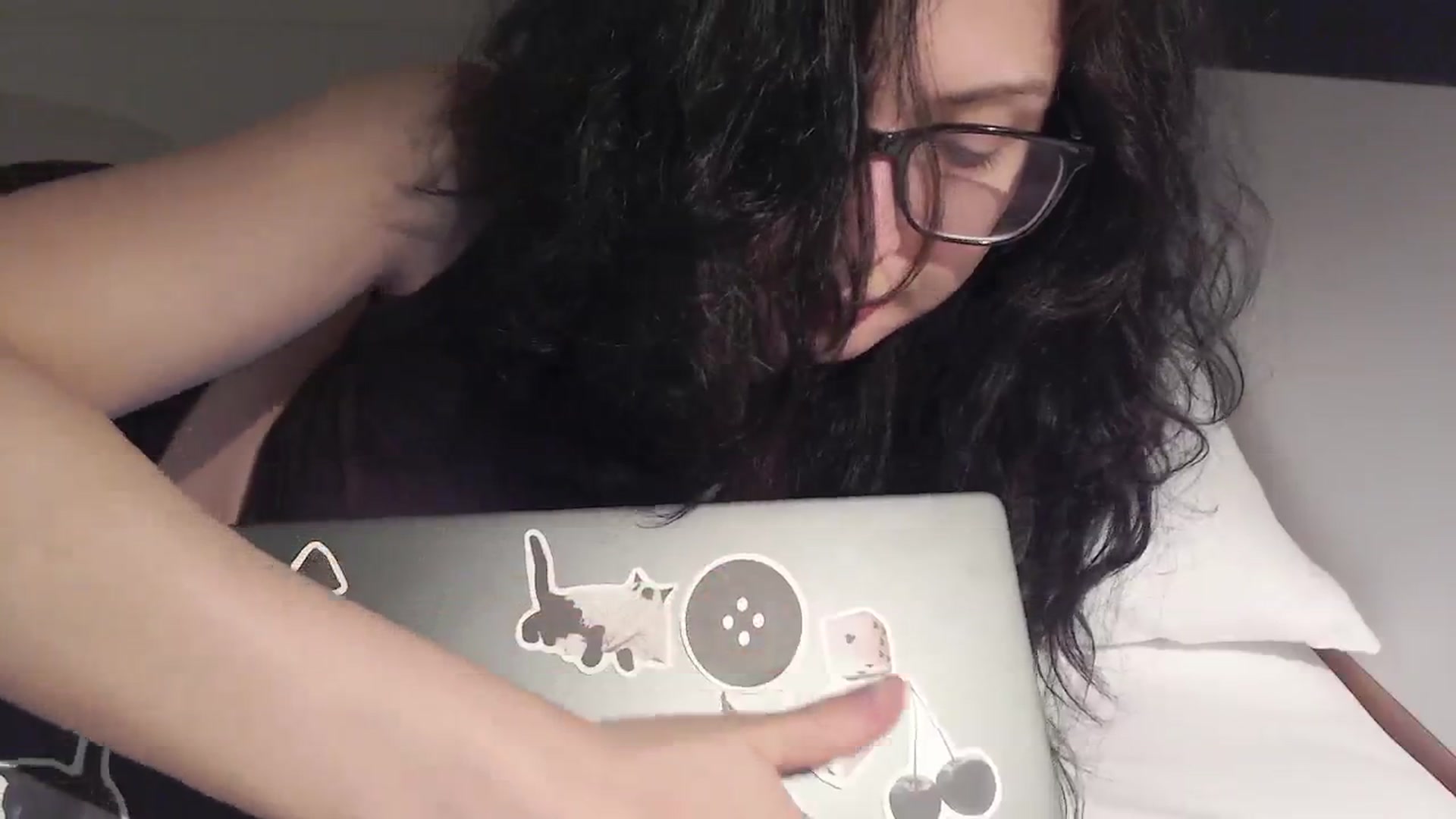 Gallery image thumbnail from RoomToAvoid's myfreecams stream on, 08/29/2024, 18:35 image 20 of 20