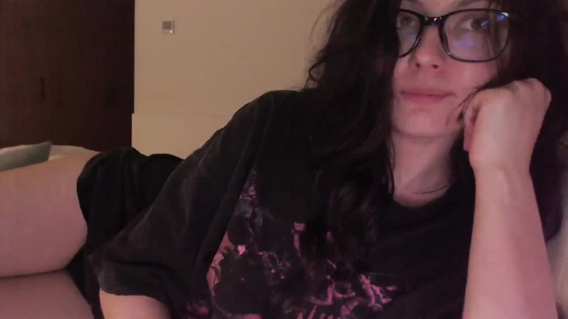 Gallery image thumbnail from RoomToAvoid's myfreecams stream on, 08/31/2024, 18:58 image 7 of 20