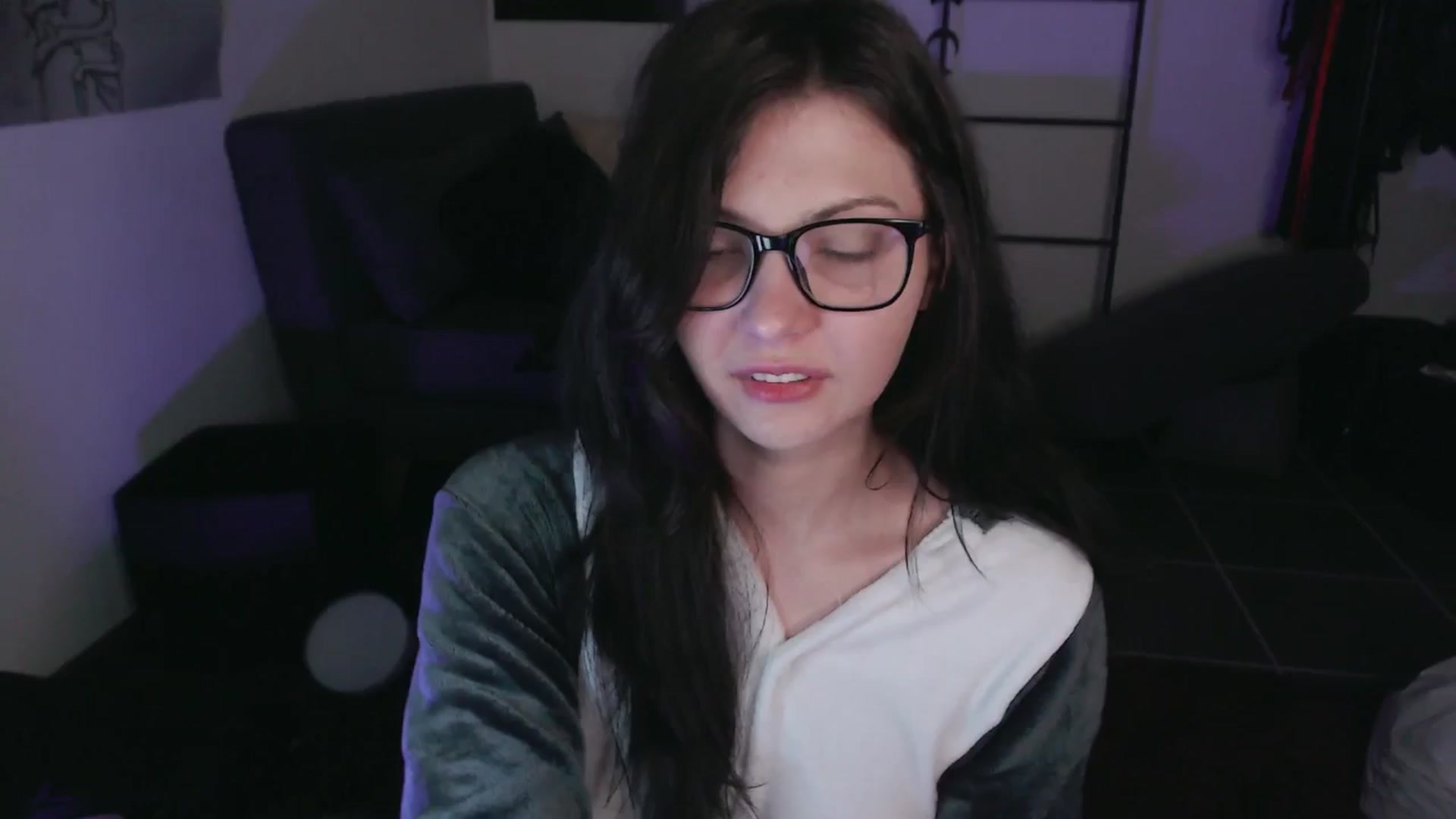 Gallery image thumbnail from RoomToAvoid's myfreecams stream on, 09/20/2024, 04:50 image 8 of 20