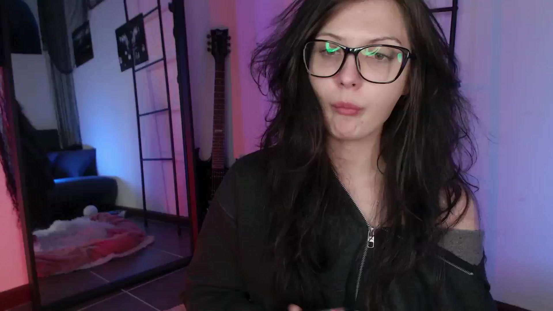 Gallery image thumbnail from RoomToAvoid's myfreecams stream on, 10/04/2024, 07:02 image 10 of 20