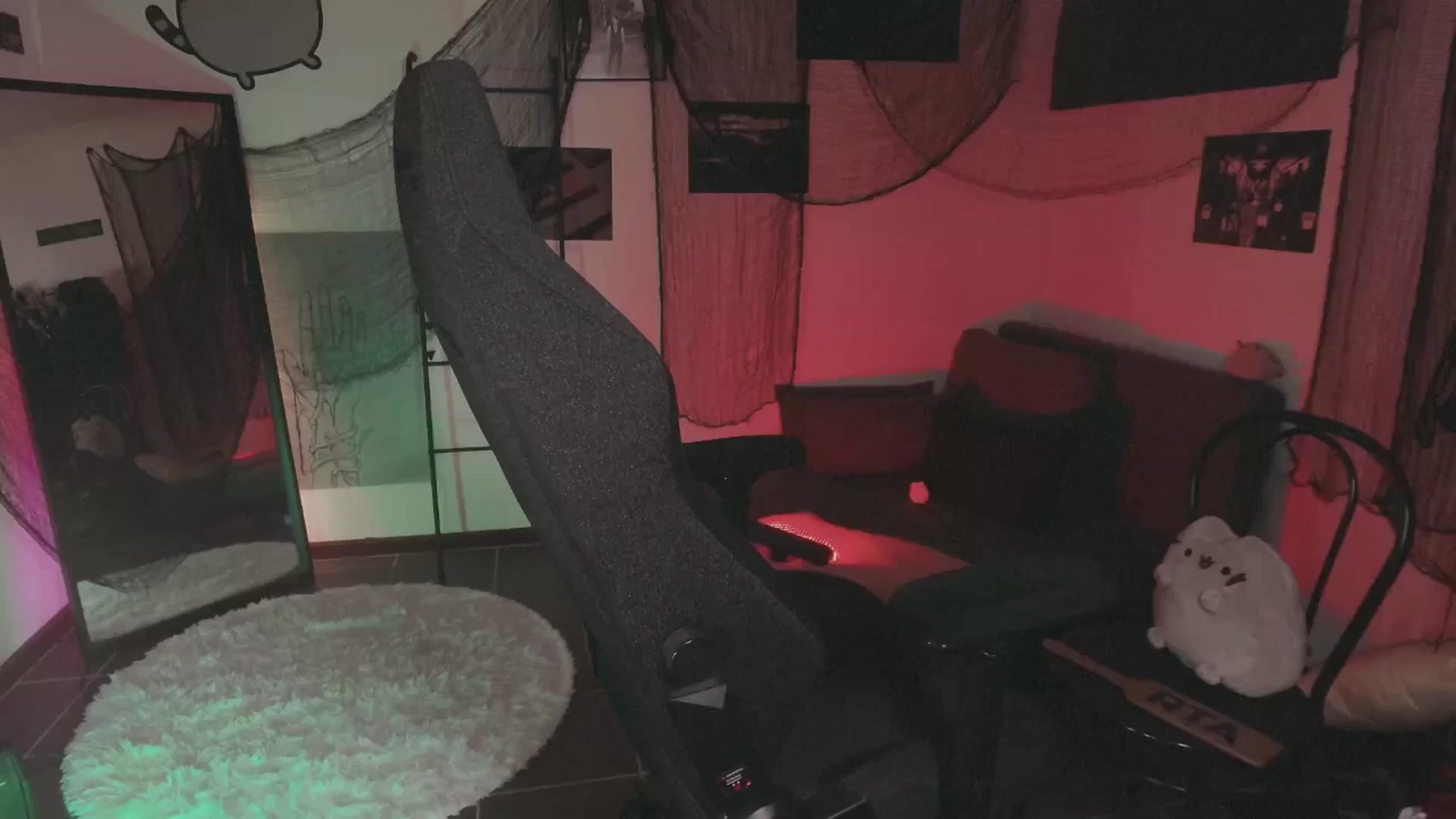 Gallery image thumbnail from RoomToAvoid's myfreecams stream on, 10/14/2024, 07:55 image 10 of 20