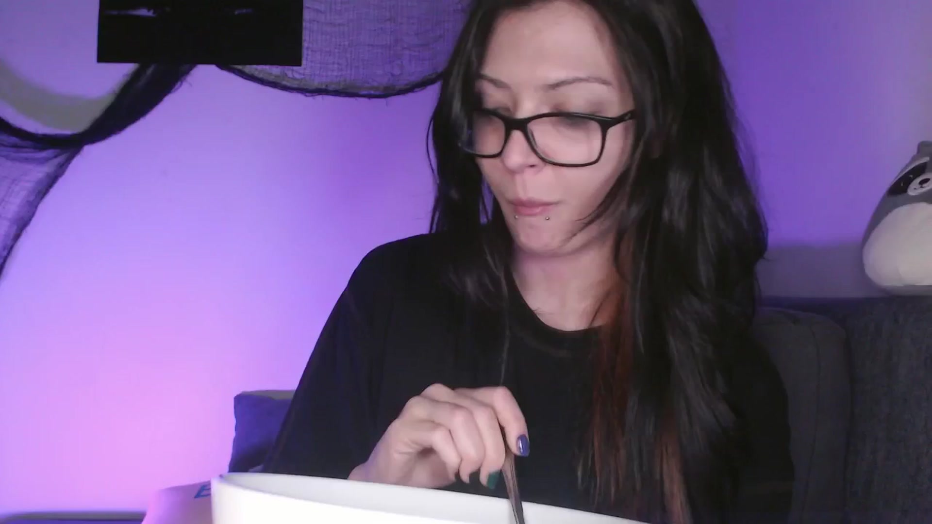 Gallery image thumbnail from RoomToAvoid's myfreecams stream on, 10/18/2024, 05:52 image 6 of 20