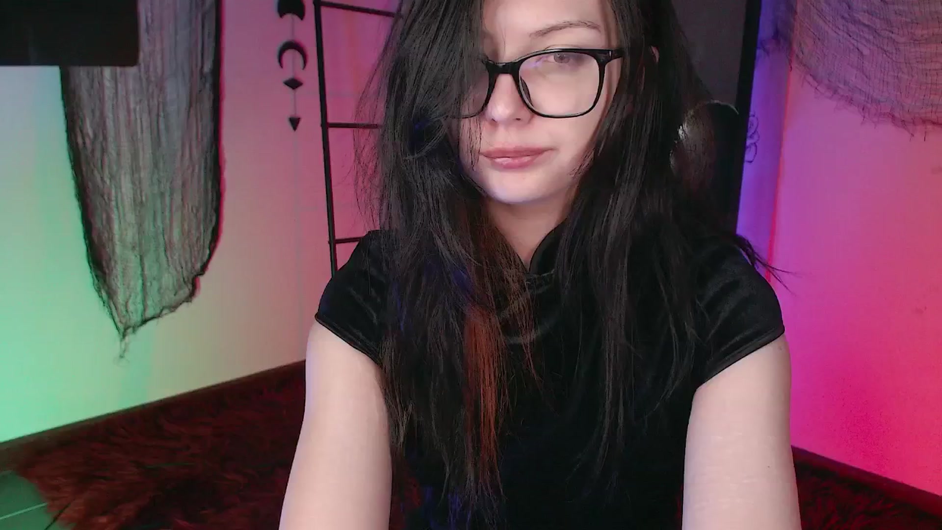 Gallery image thumbnail from RoomToAvoid's myfreecams stream on, 10/21/2024, 04:35 image 2 of 20