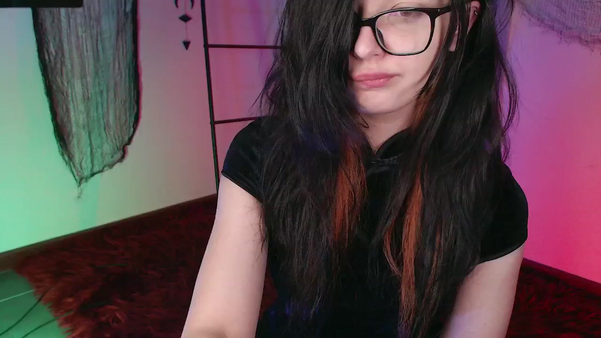 Gallery image thumbnail from RoomToAvoid's myfreecams stream on, 10/21/2024, 04:35 image 4 of 20