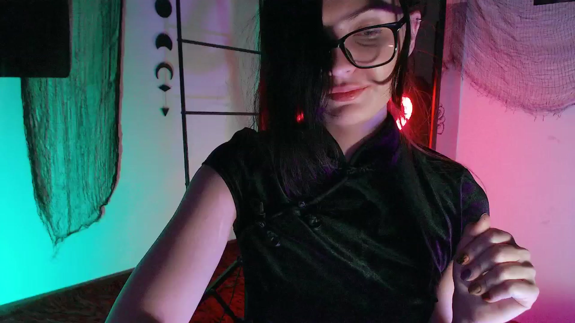 Gallery image thumbnail from RoomToAvoid's myfreecams stream on, 10/21/2024, 05:16 image 9 of 20