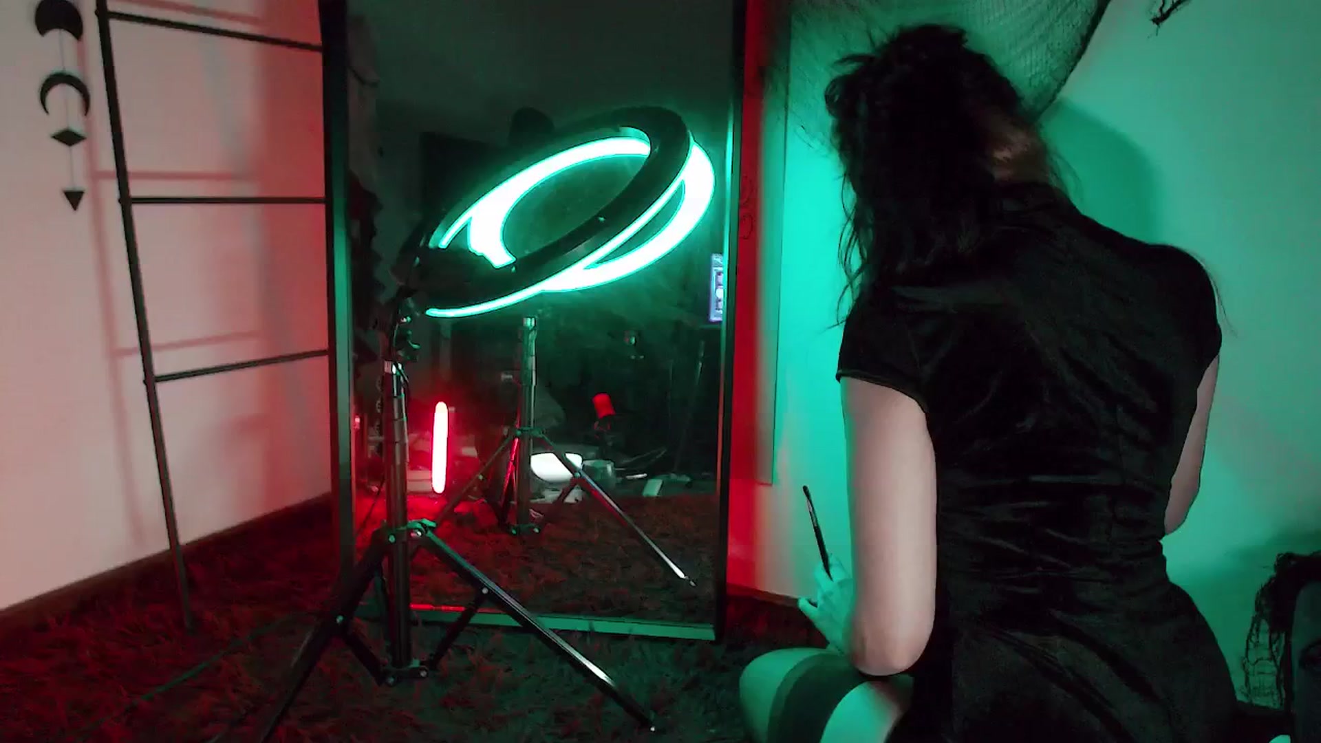 Gallery image thumbnail from RoomToAvoid's myfreecams stream on, 10/21/2024, 05:16 image 14 of 20