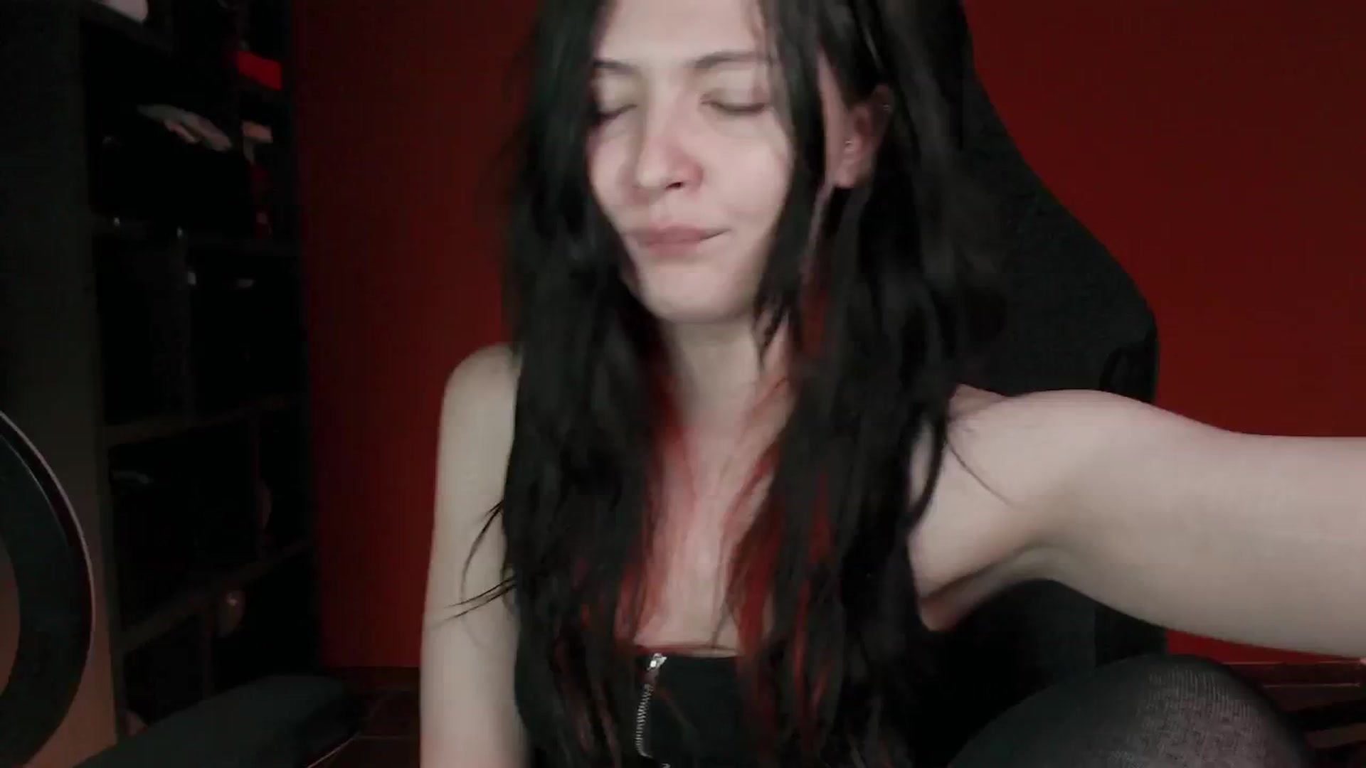 Gallery image thumbnail from RoomToAvoid's myfreecams stream on, 11/05/2024, 01:20 image 12 of 20