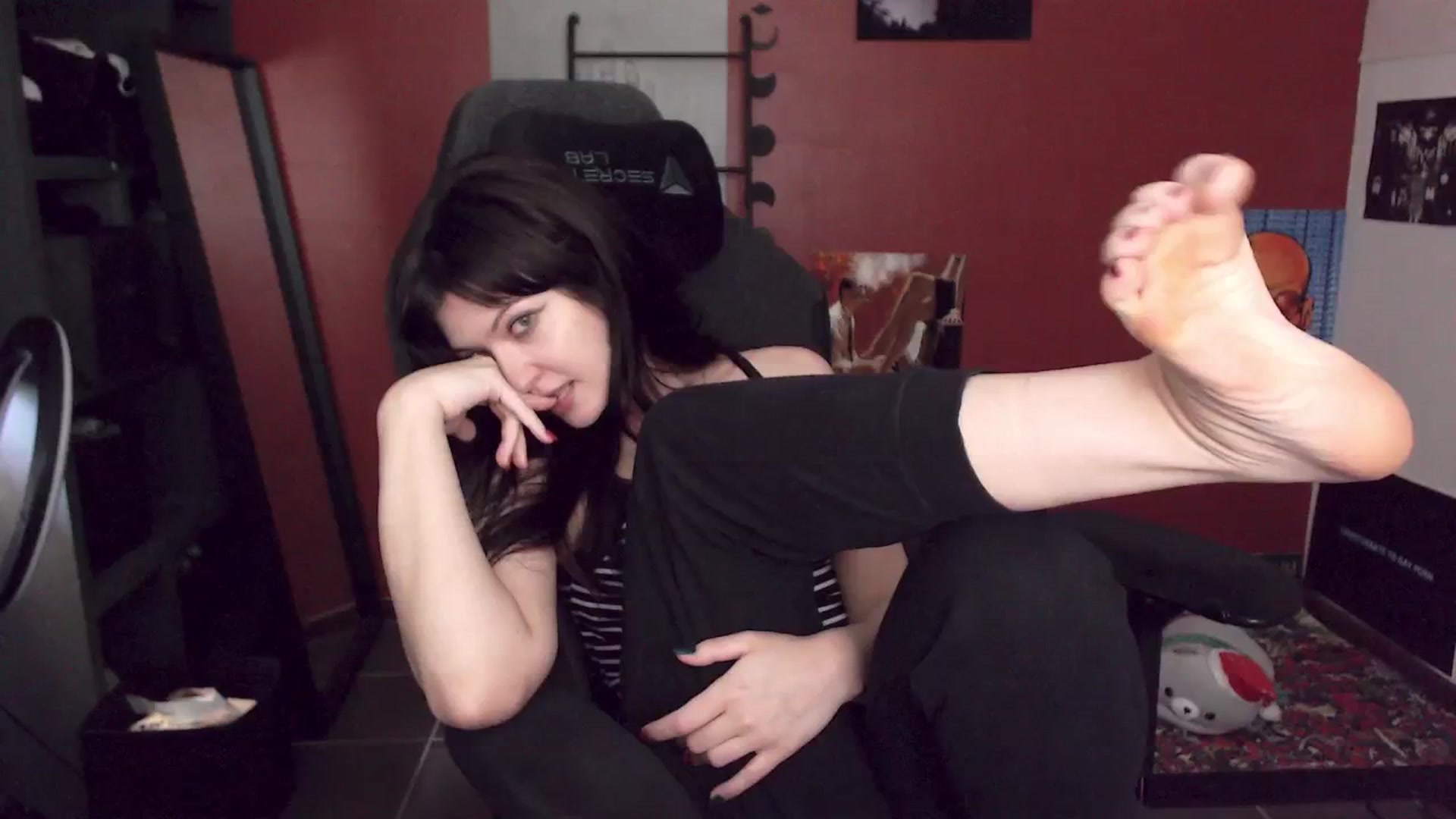Gallery image thumbnail from RoomToAvoid's myfreecams stream on, 12/22/2024, 01:29 image 7 of 20