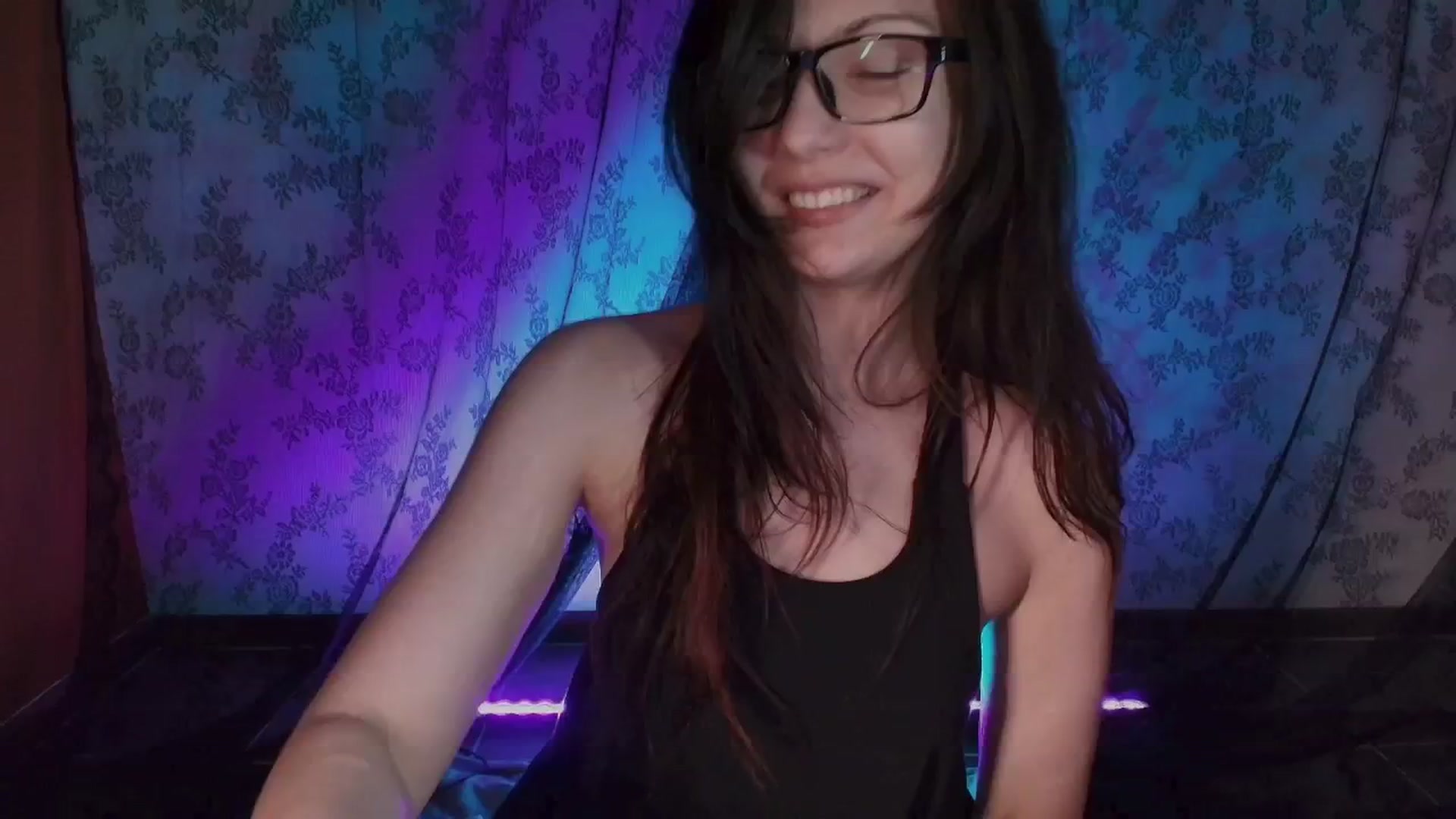 Gallery image thumbnail from RoomToAvoid's myfreecams stream on, 08/06/2025, 06:21 image 18 of 20