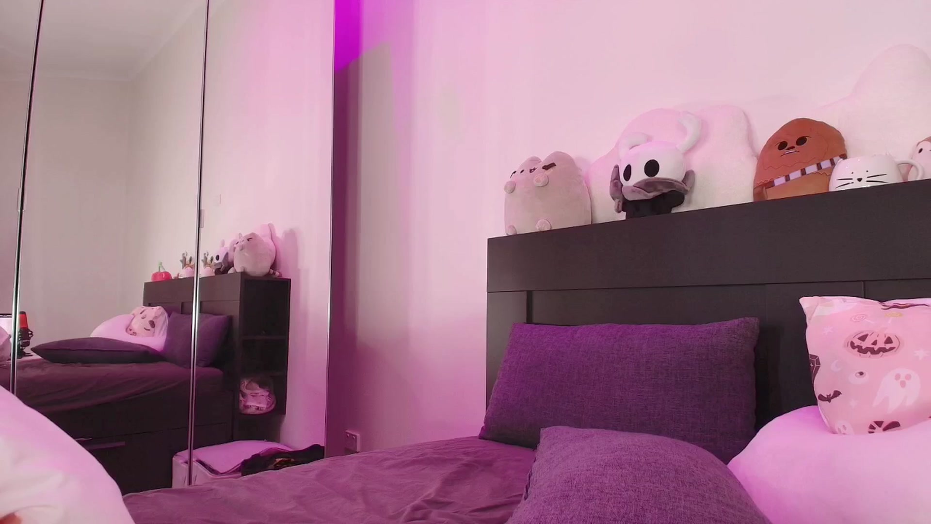 Gallery image thumbnail from RoomToAvoid's myfreecams stream on, 09/23/2025, 01:10 image 10 of 20