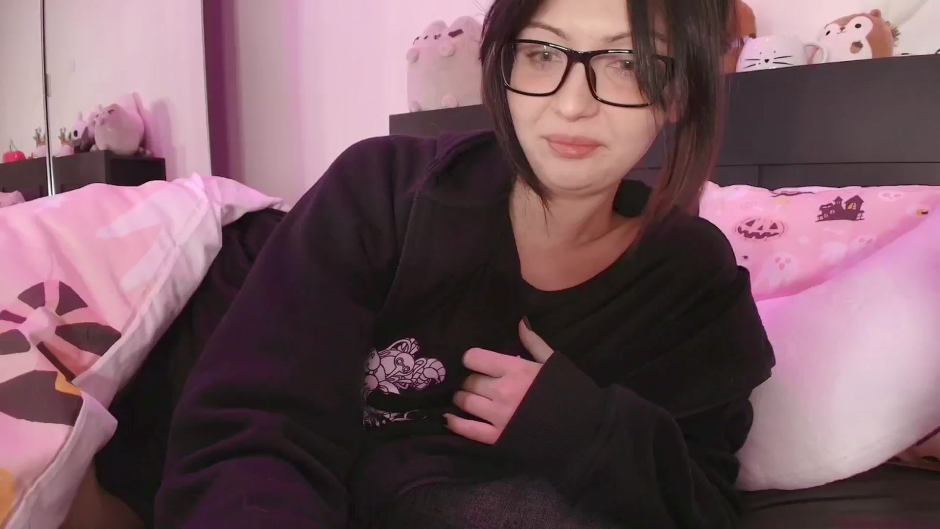 Gallery image thumbnail from RoomToAvoid's myfreecams stream on, 09/23/2025, 01:10 image 5 of 20